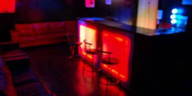 Salzs&auml;ure in Gleitgel-Spender von Schwulenclub