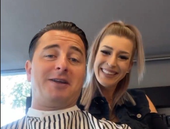 Andreas Gabalier versteht sich bestens mit seiner Friseurin