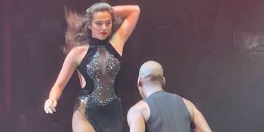 Lili Paul-Roncalli tanzt auf dem Tisch