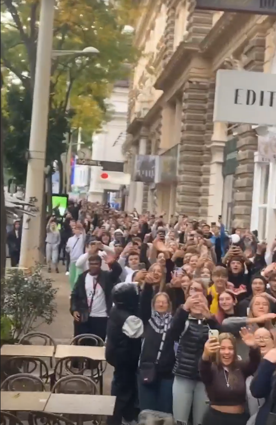 RAF Camora verschenkt 10.000 Cheeseburger