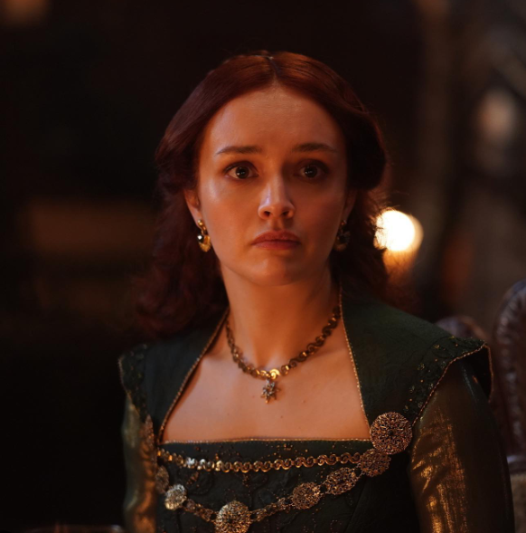 Olivia Cooke zieht sich für Rihanna aus