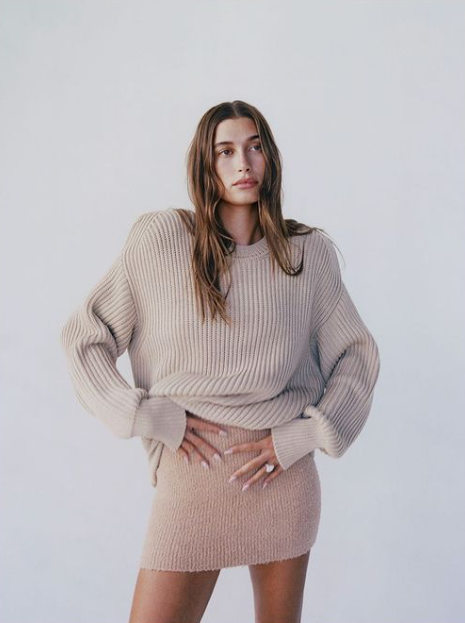 Hailey Bieber mischt Stil mit Komfort