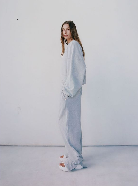Hailey Bieber mischt Stil mit Komfort