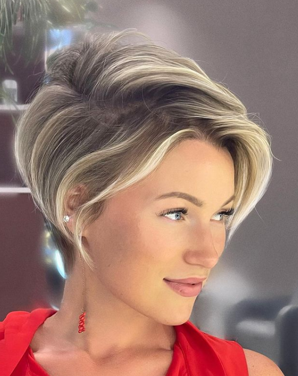 Der Wedge Cut macht plattes Haar wieder voluminöser. 