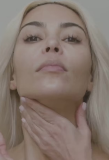 Reality-Star oben ohne