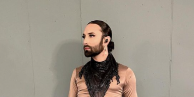 Conchita Wurst im seidenen Corsage-Kleid