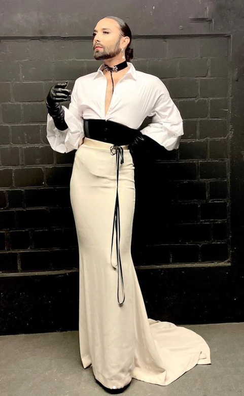 Conchita Wurst im seidenen Corsage-Kleid