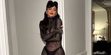 Kylie Jenner oben ohne im Museum