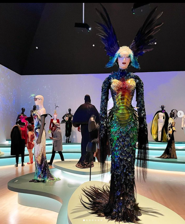 Kylie Jenner oben ohne im Museum