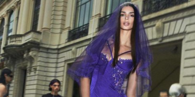 Ratajkowski als Versaces lila Braut