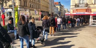 Mega-Schlange bei Eissalon Tichy