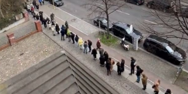 F&uuml;r Wohnungsbesichtigung: Hunderte Menschen stehen Schlange