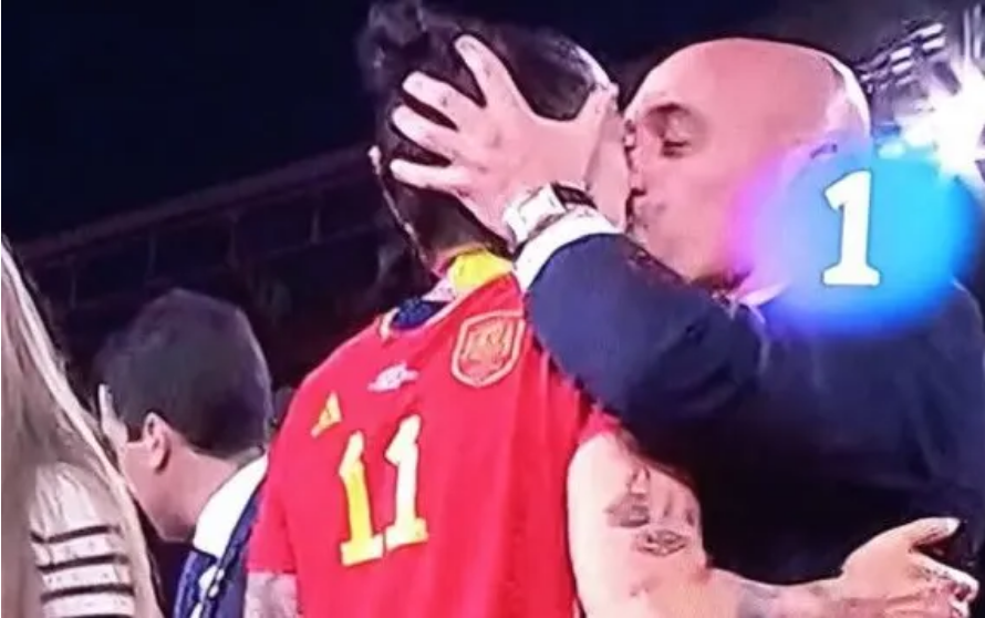 Spaniens Verbandsboss küsst Weltmeisterin auf den Mund