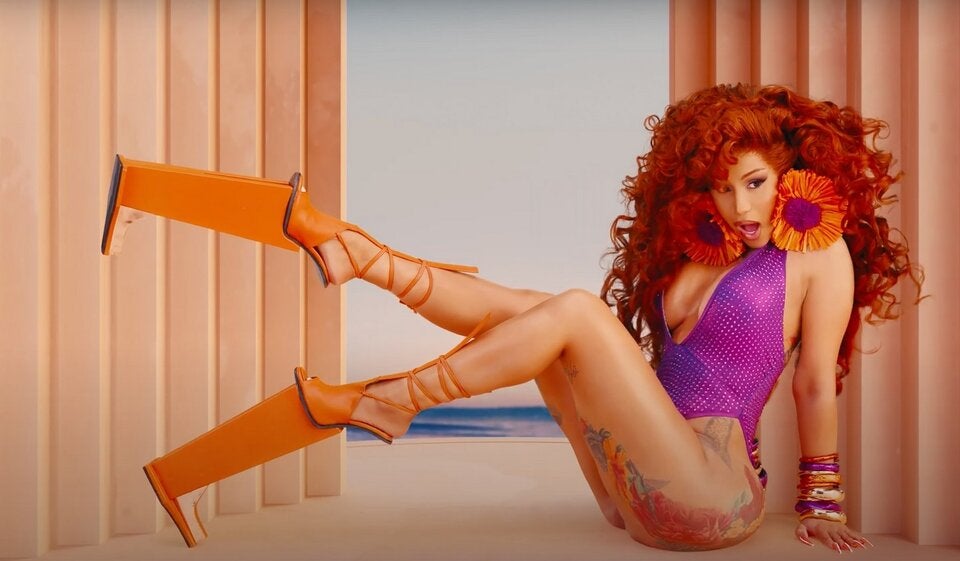 Cardi B mit Holzhubers Schuhen im neuen Musikvideo