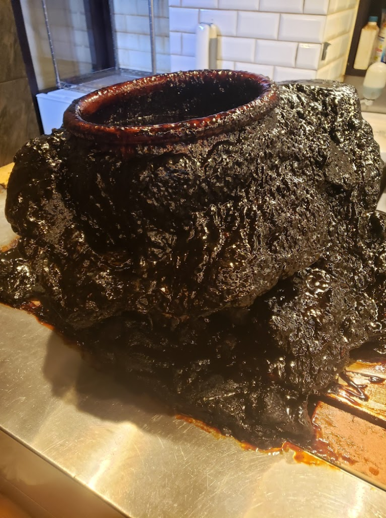 Restaurant kocht mit Topf, der 60 Jahre nicht abgewaschen wurde