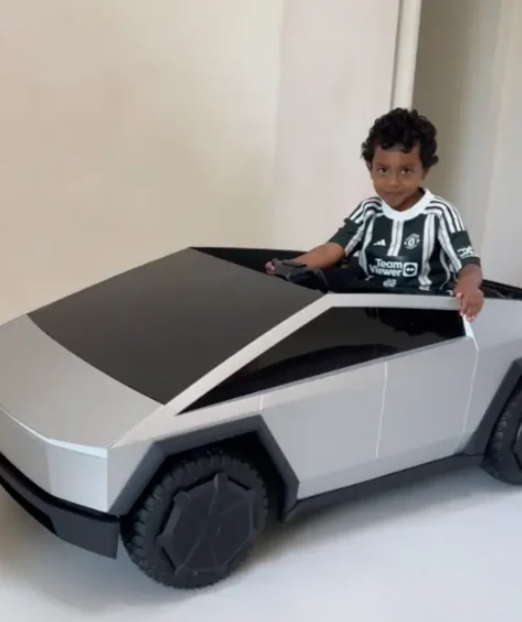 Kardashian-Sohn Psalm bekommt Tesla-Cybertruck zum Geburtstag