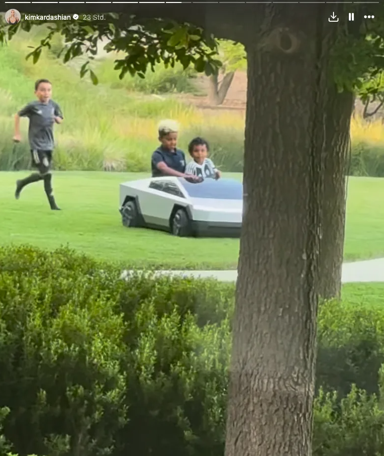 Kardashian-Sohn Psalm bekommt Tesla-Cybertruck zum Geburtstag