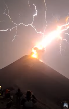 Blitze am Vulkan: Seltenes Naturschauspiel erhellt den Himmel Guatemalas