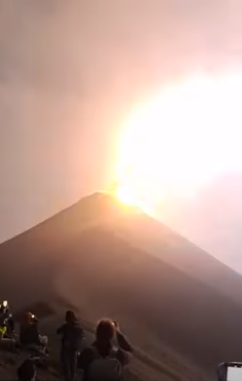 Blitze am Vulkan: Seltenes Naturschauspiel erhellt den Himmel Guatemalas