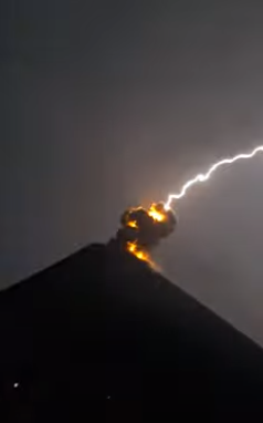 Blitze am Vulkan: Seltenes Naturschauspiel erhellt den Himmel Guatemalas