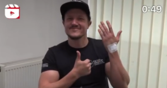 Wiener lässt sich Autoschlüssel implantieren