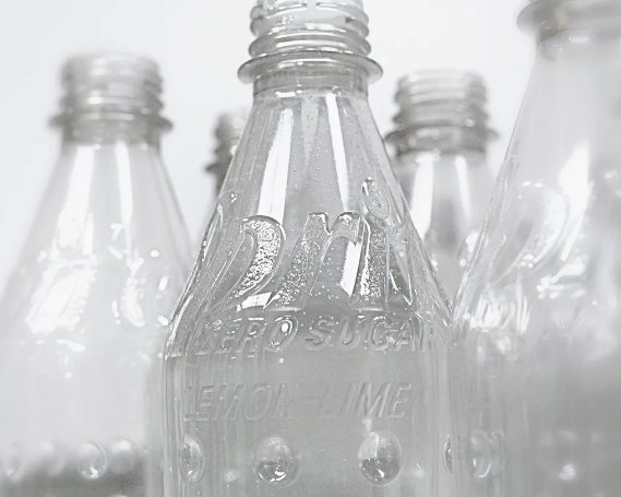 Nackte Erfrischung: Sprite entfernt Etiketten von Flaschen