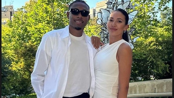 David Alaba und Shalimar mit Ring am Finger