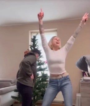 Annika Hoenig tanzt beim Schmücken des Baums