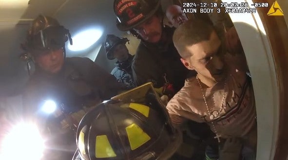 Der 33-Jährige wurde dann von der Feuerwehr aus seiner misslichen Lage befreit. 