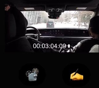 Das Video wurde aus dem hinteren Teil von Biebers Auto aufgenommen, während er fuhr und seine Frau Hailey auf dem Beifahrersitz saß. Dabei war zu sehen, wie sie Händchen hielten.