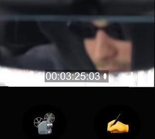 Bieber trug einen schwarzen Hoodie und man sah ihn, wie er im Rückspiegel des Autos den Kopf zur Musik wippte. 