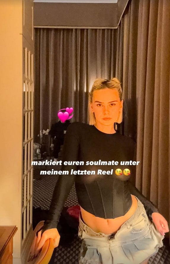  Mathea oben ohne im schwarzen Oberteil