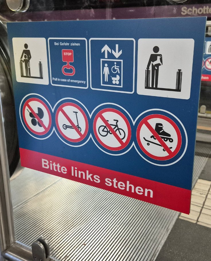 Links stehen Rolltreppen Wien