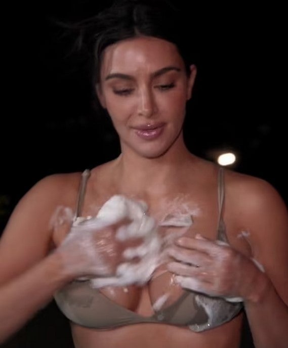 Kim Kardashian wäscht sich vor einem Millionenpublikum an intimen Stellen