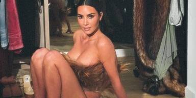 Kim Kardashian heizt mit Unten-ohne-Fotos ein.