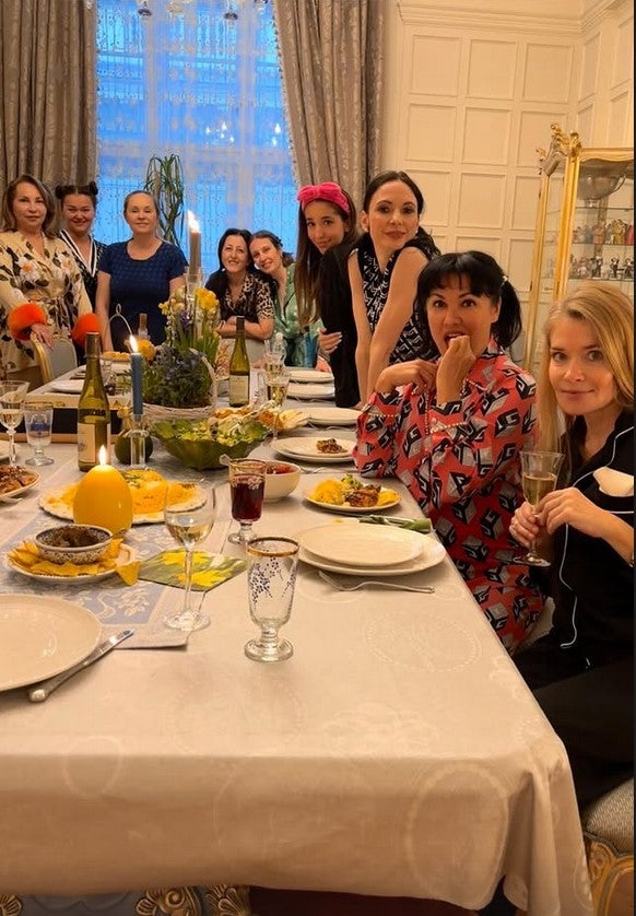 Anna Netrebko feiert mit Liudmila Konolova und weiteren Freunden eine Pyjamaparty