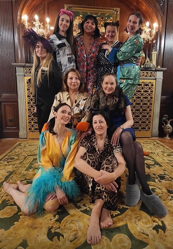 Anna Netrebko feiert mit Liudmila Konolova und weiteren Freunden eine Pyjamaparty