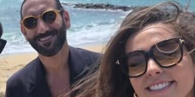 Lili Paul-Roncalli posiert mit Massimo Sinató und Rebecca Mir