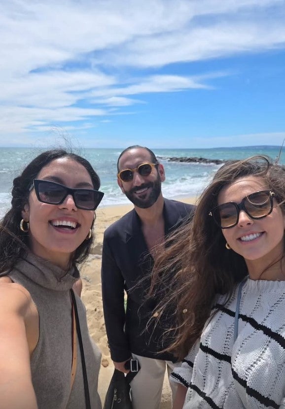 Lili Paul-Roncalli posiert mit Massimo Sinató und Rebecca Mir