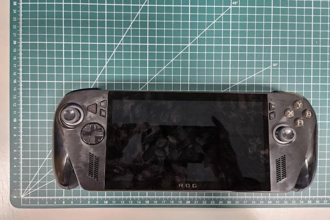 Der Xbox-Knopf ist schwer zu erkennen, befindet sich aber direkt links über dem Steuerkreuz. 