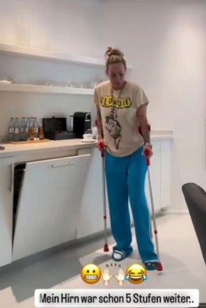 Cora Schumacher zeigt sich auf Instagram mit Krücken.