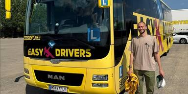 Kopie von Ferdinand Habsburg hat den Busführerschein gemacht.