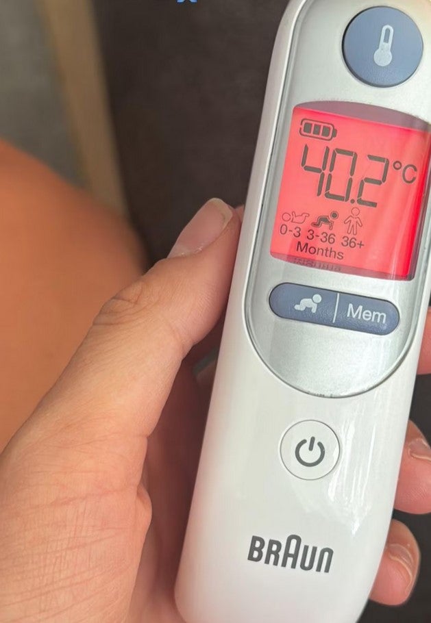 Das Fieberthermometer zeigte 40,2 Grad an.