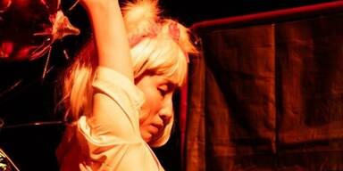 Theatermacherin Satoko Ichihara pr&auml;sentiert ihr Meisterwerk &bdquo;Kitty&ldquo;.