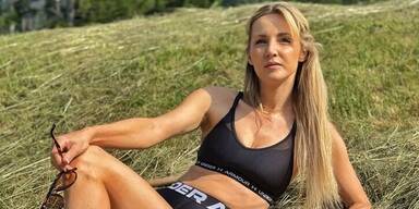 Melissa Naschenweng zeigt sich sexy beim "Rasenmähen"