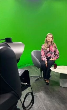Martina Kaiser zeigt sich im ORF-Studio und schreibt: