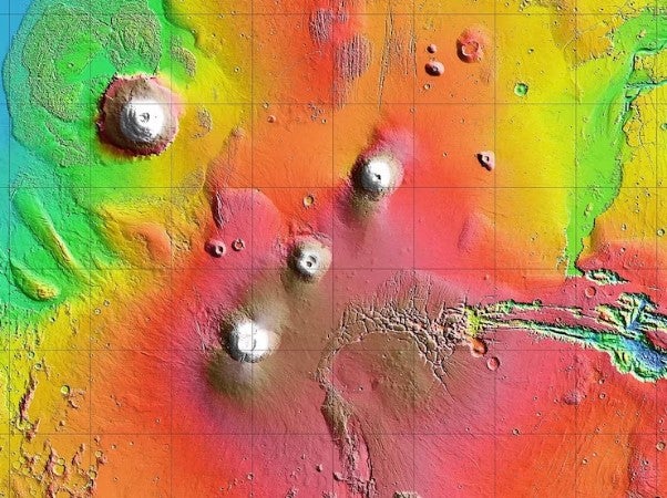 Seitlich in den Himmel: Neue Perspektive auf den Roten Planeten durch NASA-Mission.