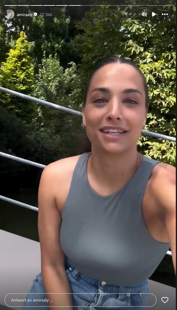 Amira Aly sitzt auf dem Dach ihres Hauses.