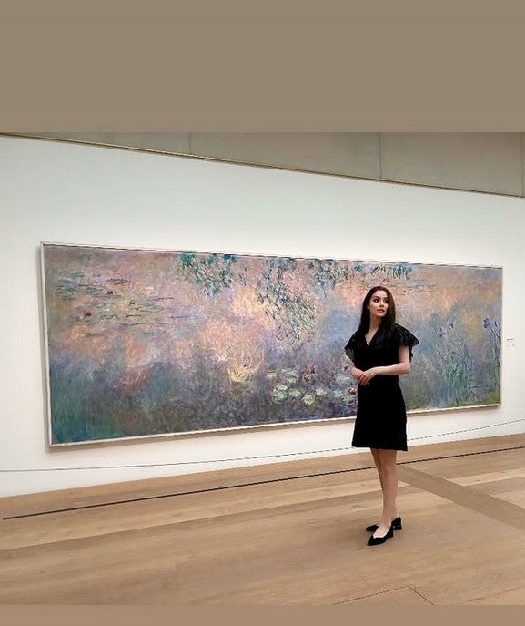 Auf diesem Foto sieht Nathalie Volk wieder natürlicher aus. Es zeigt sie in einem Museum.