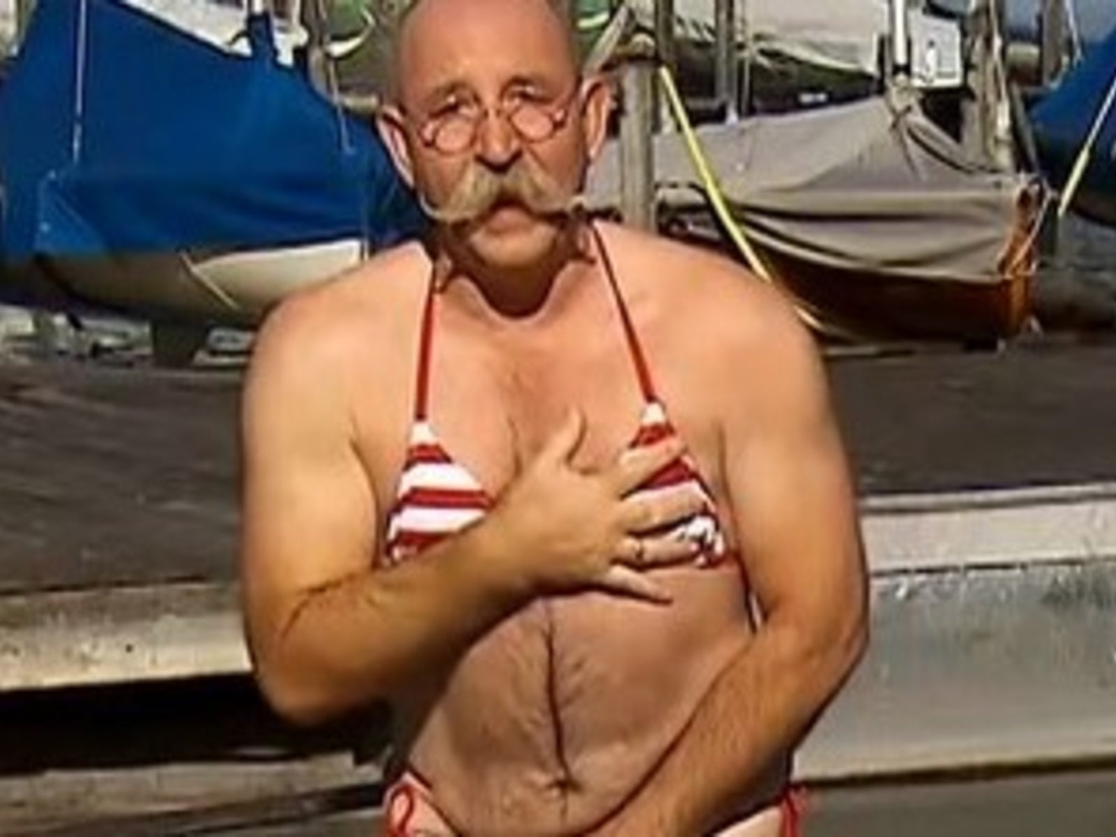 Bares für Rares"-Star Horst Lichter sorgt im Bikini für Aufregung - stars24